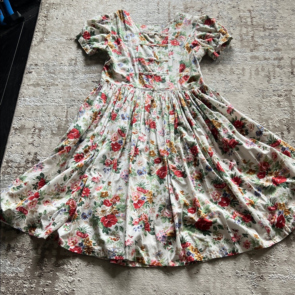 This vintage-inspired dress features a floral print, short puff sleeves